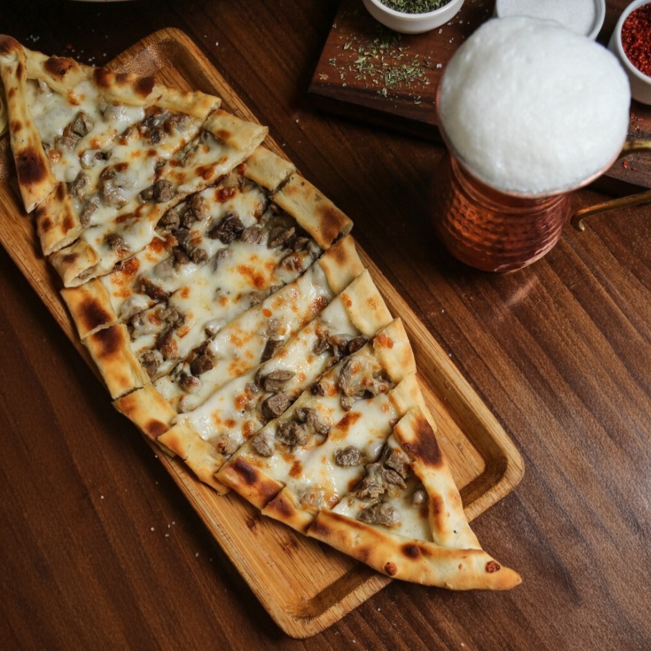 Açık Kavurmalı Kaşarlı Pide