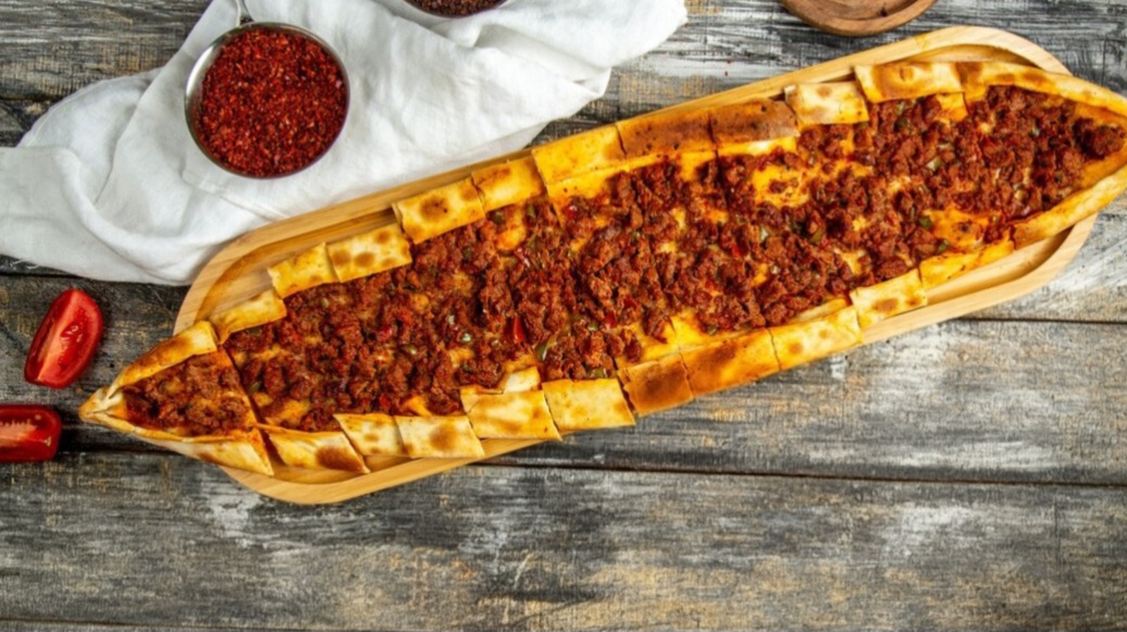 Açık Kavurmalı Pastırmalı Pide